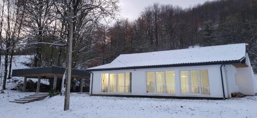 顺库尤什乡Lay House的一座小房子,地面上积雪