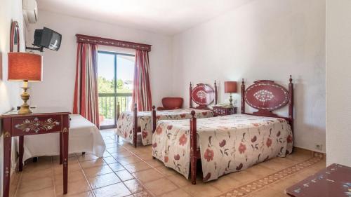 维迪堡索尔及塞拉酒店的一间卧室设有两张床、一张桌子和一个窗口