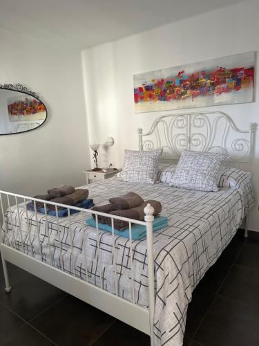 卡门港Paradise Club L28 & L29的卧室配有白色的床铺和白色的框架