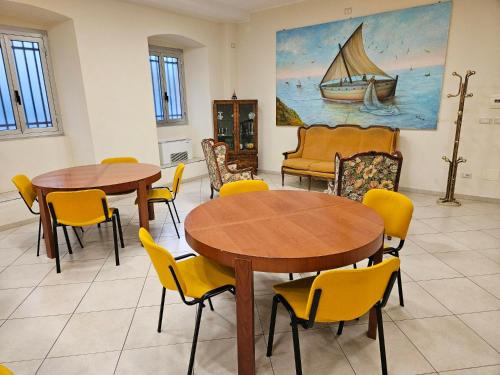 东塞斯特里VILLA GLAUER - D'AMICO的一间设有两张桌子和椅子的房间,以及一幅画