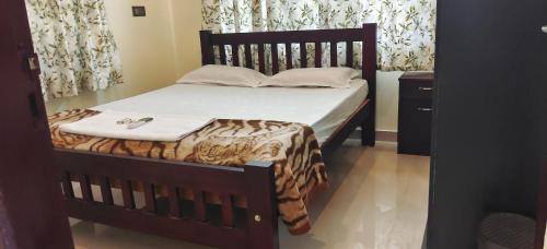 阿勒皮Manjippuzha Nature Space的一间卧室配有一张带木制床架的床