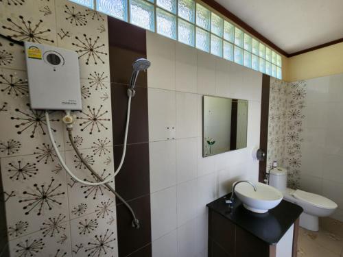 素叻Baan Khao Noi Resort的带淋浴、水槽和卫生间的浴室