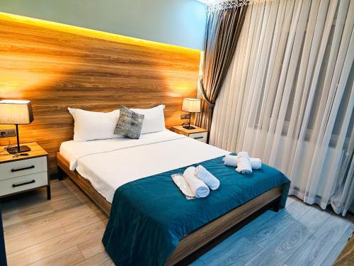 萨卡里亚Sapanca Resort Hotel的一间卧室配有一张床,上面有两条毛巾