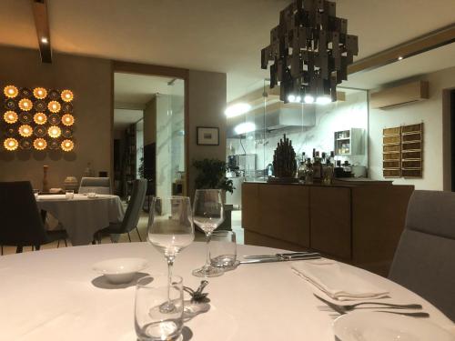 勒威诺Agriturismo Voeuja Lago Maggiore的用餐室配有带2杯酒杯的桌子