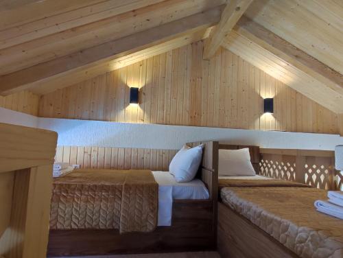 安布罗劳里Belvedere的木墙客房的两张床