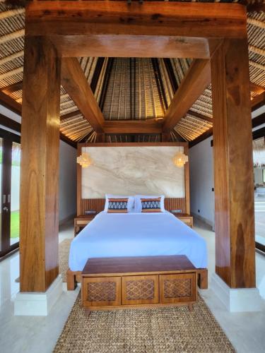 MaujawaKANDORA Luxury villas的一间卧室配有一张带木篷的床