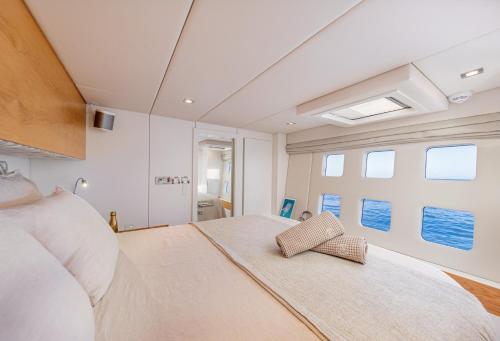 NusatupoSan Blas Sailing boat的一间卧室设有一张大床和窗户