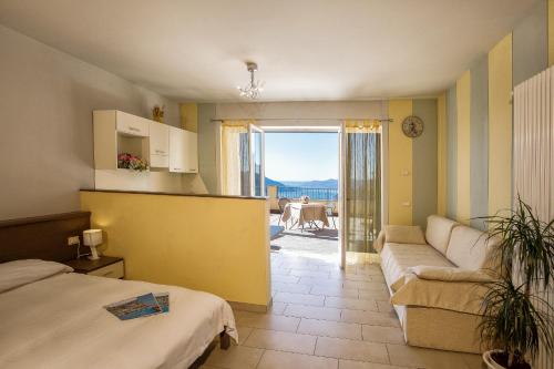 特拉雷戈Residence Usignolo的酒店客房设有床和客厅。