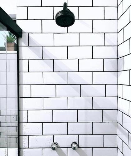里约热内卢Subsolo 101的浴室设有白色瓷砖墙和水槽