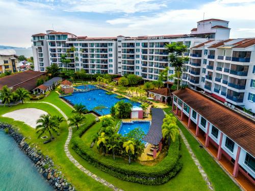 瓜埠Dayang Bay Resort Langkawi的享有带游泳池的度假村的空中景致
