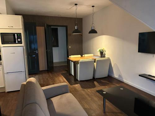 MaasbreeB&B Santorini的客厅配有沙发和桌子