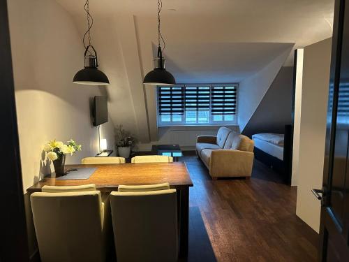 MaasbreeB&B Santorini的客厅配有桌子和沙发