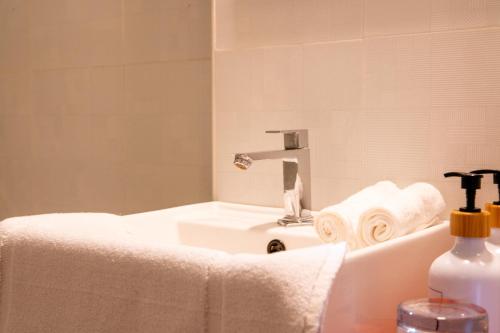 达拉万度生物圈旅馆的浴室设有水槽和浴缸上的毛巾
