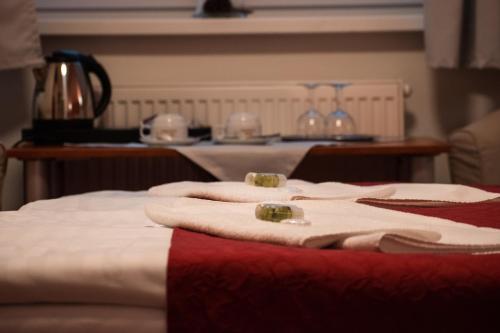 德辛尤卡普尔酒店的一组床铺,配有红、白毯子