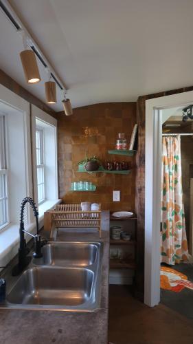 Honey BrookCreative Private Attic 1br Suite的厨房配有不锈钢水槽和窗户