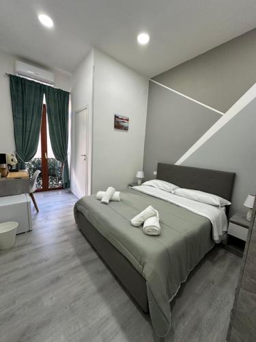 那不勒斯Garibaldi guest house的一间卧室配有一张大床和两条毛巾