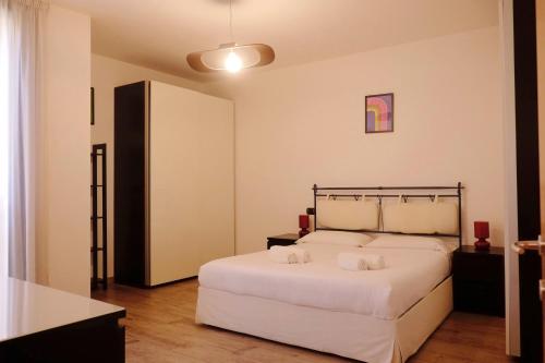 阿萨哥Orea Spiti - Modern Oasis Near Milan的卧室配有一张带2条毛巾的大型白色床