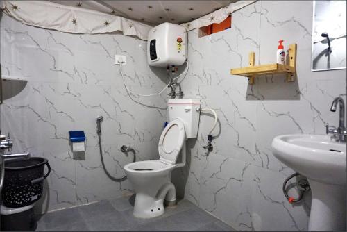 比尔瓦Crazy Cub Camp - A Luxury Campsite的一间带卫生间和水槽的浴室