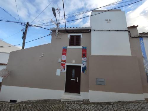 Rua da Avó的街道上一扇黑色门的白色建筑