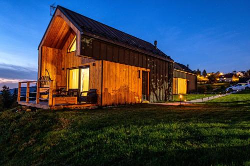 加沃尔金卡Olecka Village的草坪上带门廊的小木房子