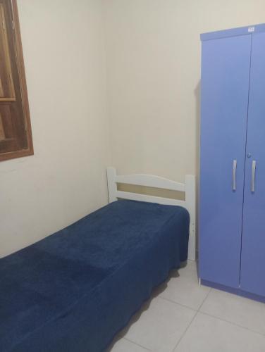卡博迪圣阿戈斯蒂尼奥Mar doce lar的一间卧室配有蓝色的床和蓝色的橱柜