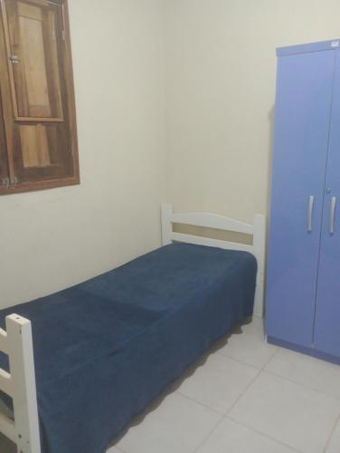 卡博迪圣阿戈斯蒂尼奥Mar doce lar的一间卧室配有蓝色的床和蓝色的橱柜