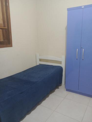 卡博迪圣阿戈斯蒂尼奥Mar doce lar的一间卧室配有蓝色的床和橱柜