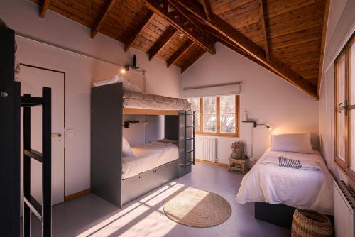 圣马丁德洛斯Warthon Hostel的一间卧室设有两张双层床和一扇窗户。