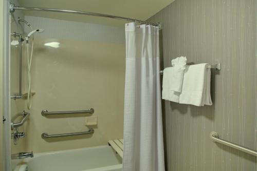 切斯特里士满切斯特万怡酒店的带淋浴和白色淋浴帘的浴室