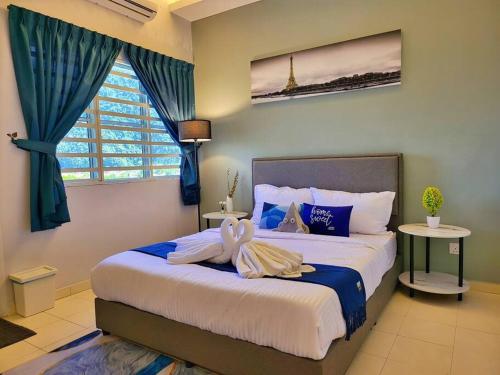 怡保Sunway Cozy Apartment near Lost World of Tambun的一间卧室配有一张大床和毛巾
