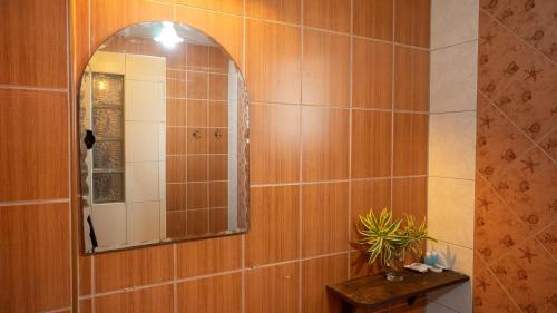 清迈ตรีธนาบูติกเฮ้าส์的一间带镜子和木墙的浴室