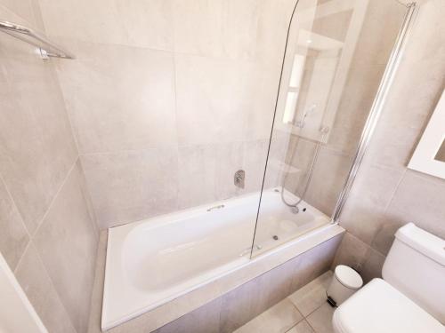 爱德华港Caribbean Estates-Montego Bay 12的白色的浴室设有浴缸和卫生间。