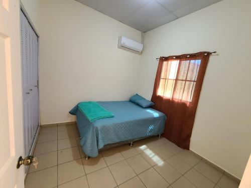 圣米格尔Casa en Residencial Altos de Ciudad pacifica的小房间设有床和窗户