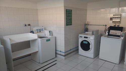 伊基克Departamento frente a Playa Brava的洗衣房配有洗衣机和洗衣机