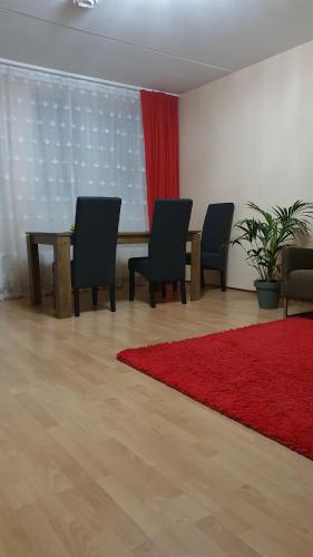 阿姆斯特丹Perl的一间设有椅子和桌子的房间,还有红色地毯