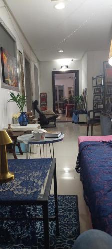 科威特Aladdin hostel的客厅配有床和桌子
