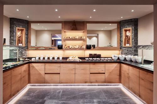 萨姆瑙恩Panorama Samnaun的一个带木制橱柜和台面的大厨房