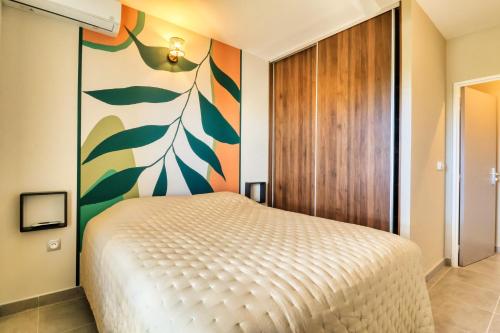 圣保罗Logement 4 pièces Étang St Paul的一间卧室设有一张床和色彩缤纷的墙壁