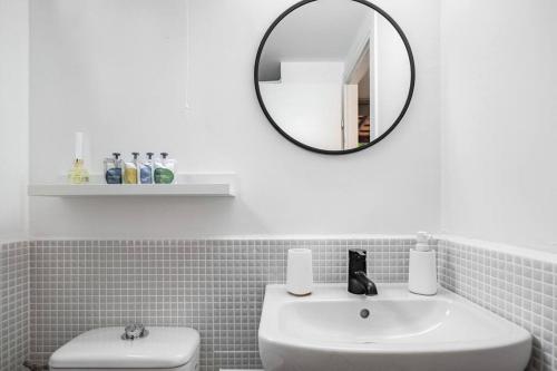 赖阿南纳the container house的白色的浴室设有水槽和镜子