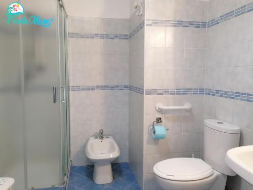 圣泰雷萨迪里瓦CASA FRONTE MARE的浴室配有卫生间、盥洗盆和淋浴。