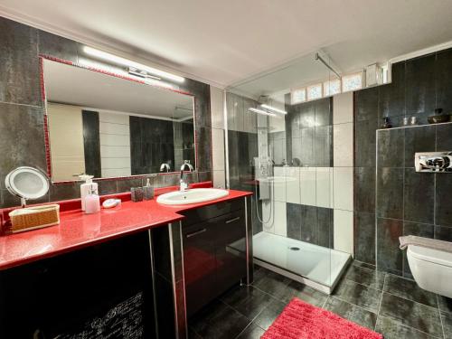 埃泽萨Luxury Apartment in the center的浴室配有盥洗盆、镜子和浴缸