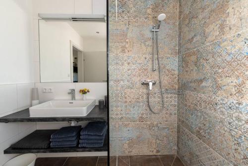 拉姆绍达赫斯坦Appartement Tannenhof III的带淋浴和盥洗盆的浴室