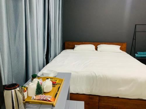 肯普顿帕克AfrikaWisa at O.R. Tambo International Airport的一间卧室配有一张床和一盘食物