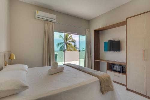 伊列乌斯Kalug - Mansão de Luxo com Vista Mar na Praia do Milionários的一间卧室设有一张大床,享有海景