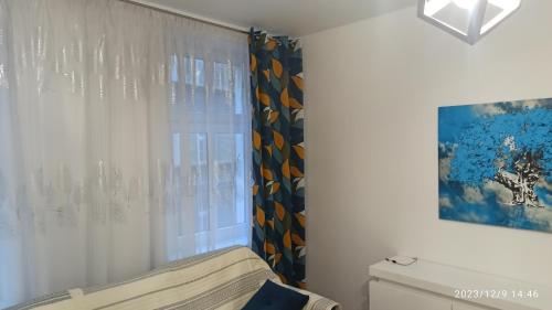 什切青Luksusowy Apartament przy dworcu的带淋浴帘和卫生间的浴室