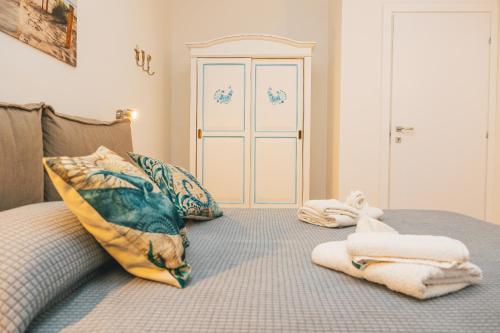 皮诺港Case Vacanze Il Sogno 2的一间卧室配有带毛巾的床