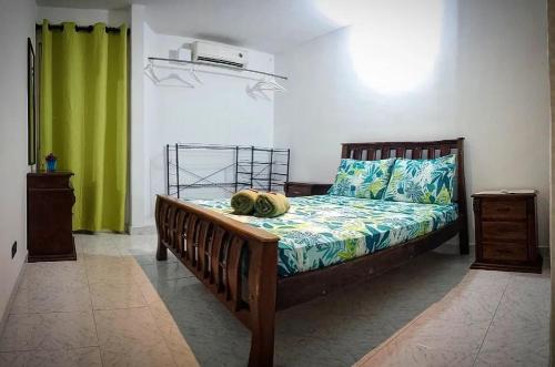 圣玛尔塔Casa San Sebastian的一间卧室配有一张带绿帘的木床