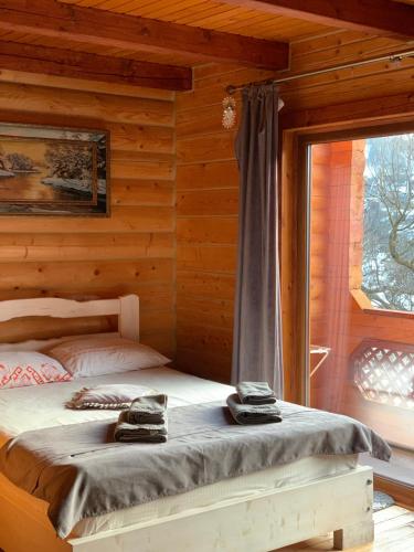 沃罗赫塔Готель Bliznuky的小木屋内一间卧室,配有一张床