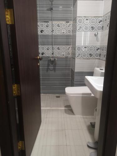麦加هلتون بلو的带淋浴、卫生间和盥洗盆的浴室