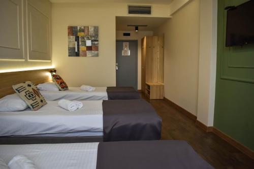 皮罗特Hotel Dijana的客房设有两张床和一台平面电视。